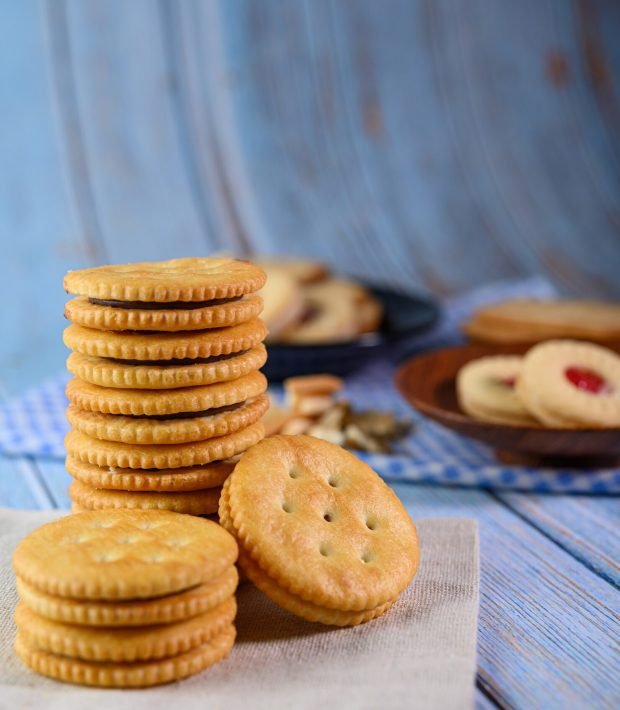 many-cookies-are-placed-fabric-then-placed-wooden-table_1150-19678